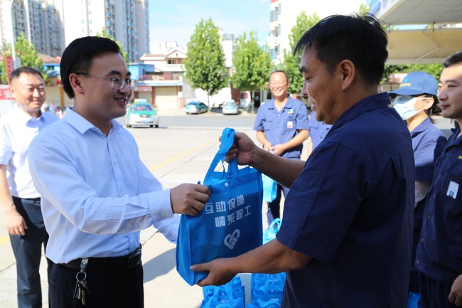 安全為本  情系職工——高溫季，安慶港華為職工撐起“遮陽(yáng)傘”